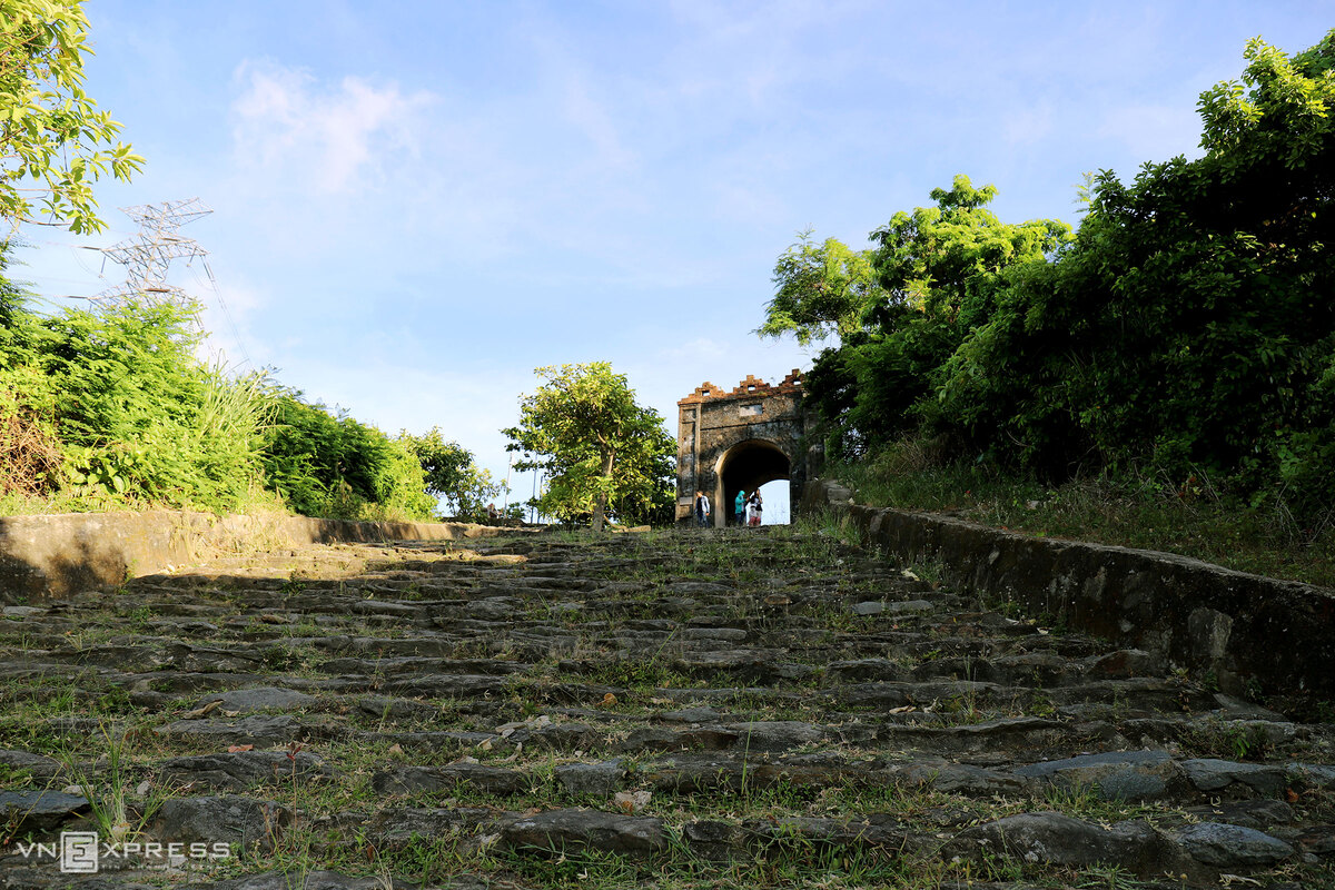 Phần Hoành Sơn Quan hướng về phía Hà Tĩnh có hàng trăm bậc thang lên xuống do thợ xẻ núi tạo thành.