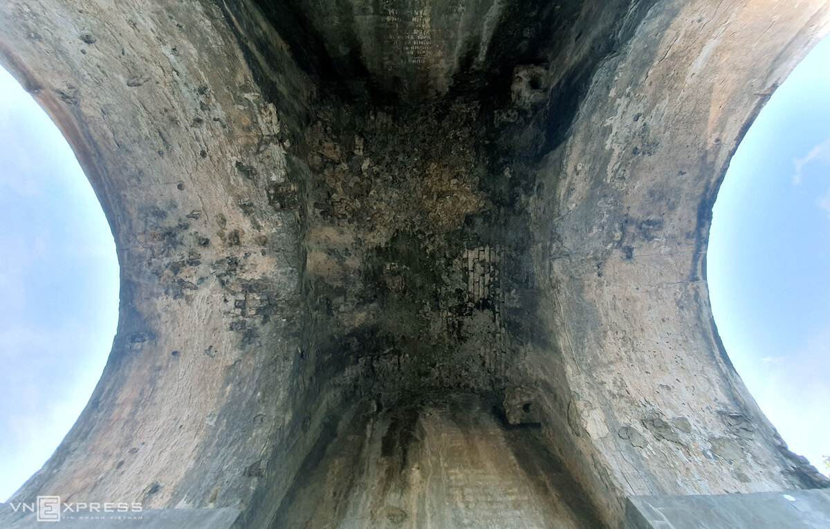 Dưới mái cổng vòm cũng bị bong tróc từng mảng xi măng, rêu bám đầy.