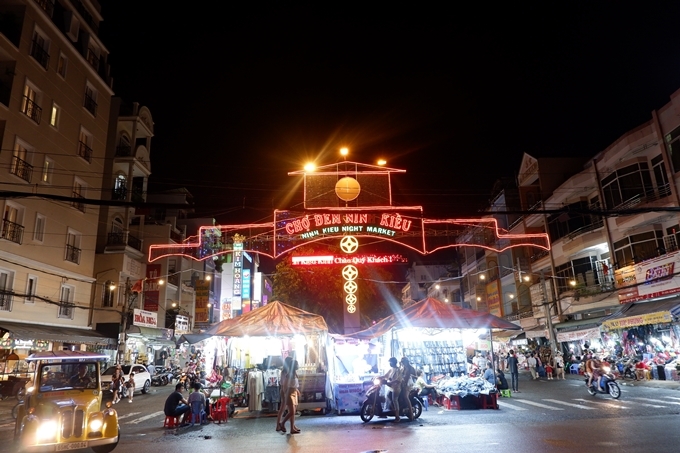 Chợ đêm Ninh Kiều nằm đối diện với chợ Cần Thơ.
