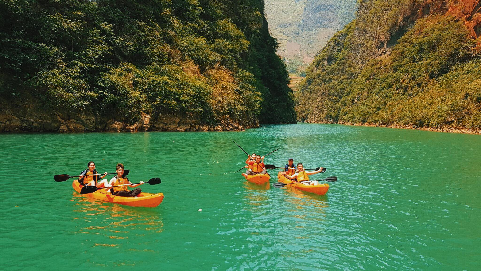 Đến Hà Giang nhất định phải chèo thuyền kayak sông Nho Quế nhé