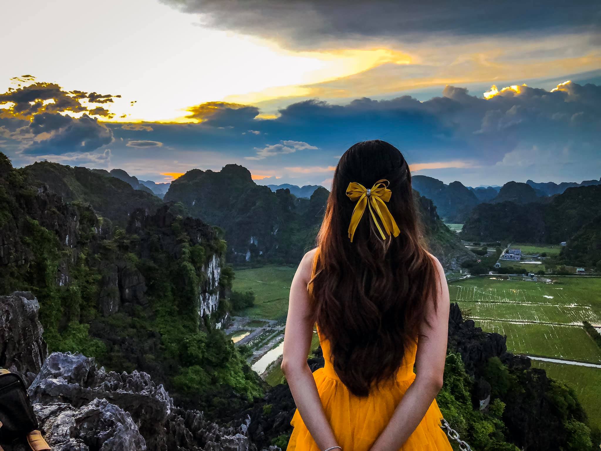Những bức ảnh du lịch Ninh Bình sẽ khiến bạn say đắm, đưa bạn vào một thế giới tuyệt vời của thiên nhiên hoang sơ, rặng núi và đầm lầy. Hãy cùng khám phá những cảnh đẹp tuyệt vời này và tìm hiểu thêm về lịch sử và văn hóa của đất nước Việt Nam.
