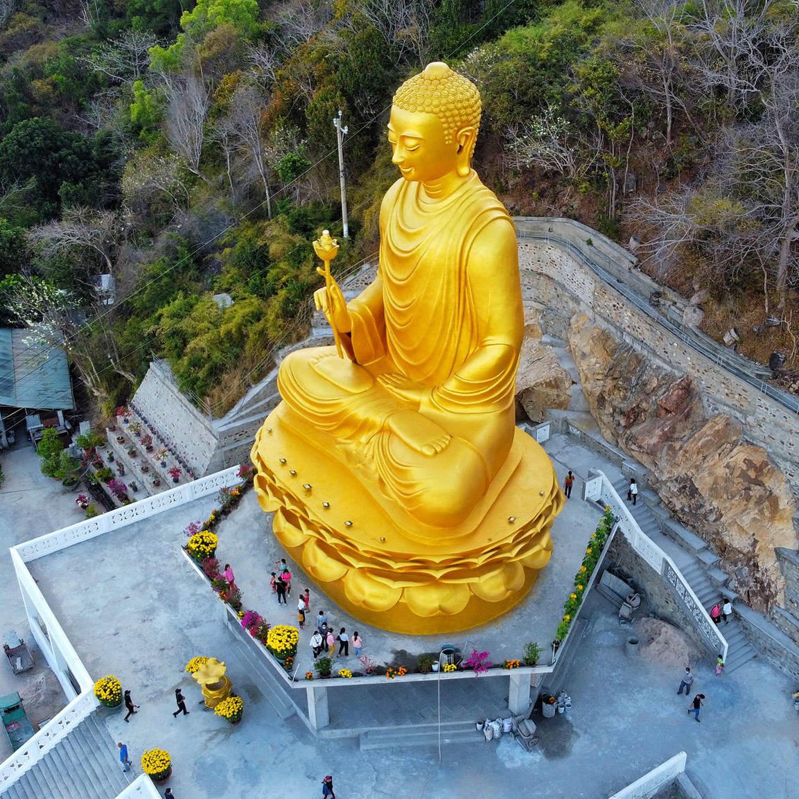 Cầu may đầu năm ở Thiền Viện Chơn Không có tượng Phật bằng vàng độc đáo