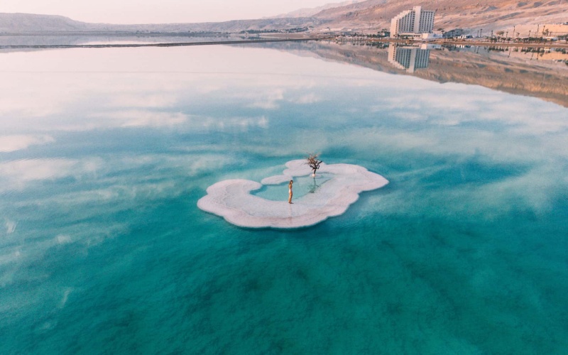 Độc đáo những ốc đảo muối siêu thực ở Biển Chết