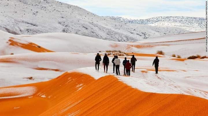 Tuyết rơi phủ trắng một vùng sa mạc Sahara