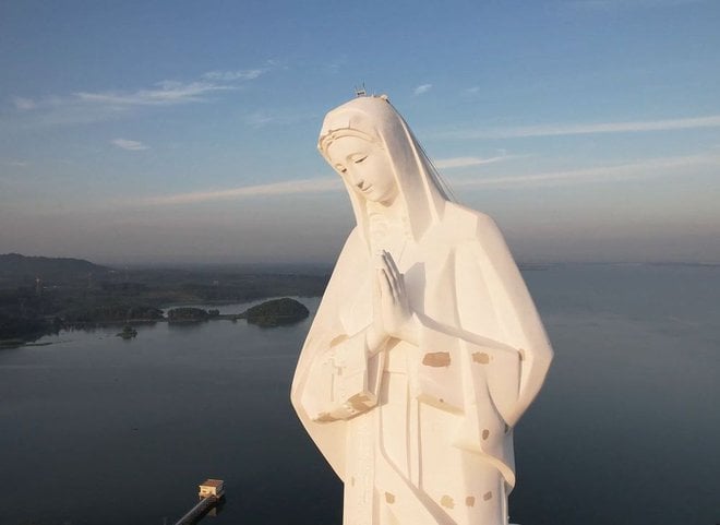 Đến Đồng Nai ngắm tượng Đức Mẹ cao 50 m bên hồ Trị An