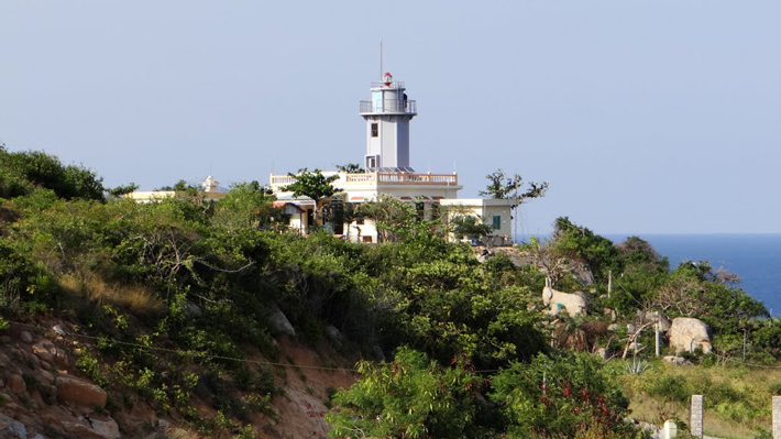Hải đăng Đảo Bé nhìn từ xa