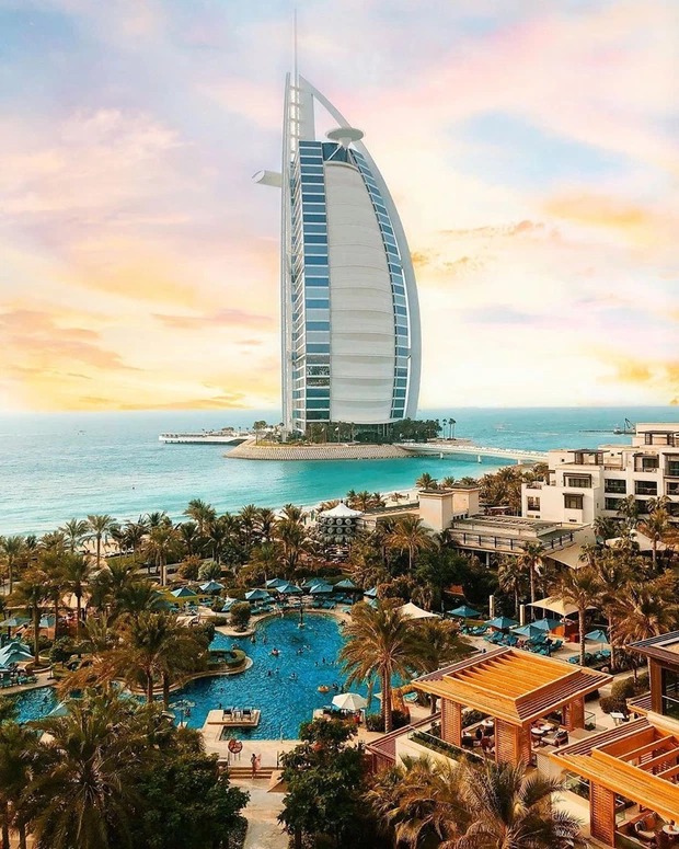 Khách sạn Burj al-Arab trông như cánh buồm giữa biển khơi