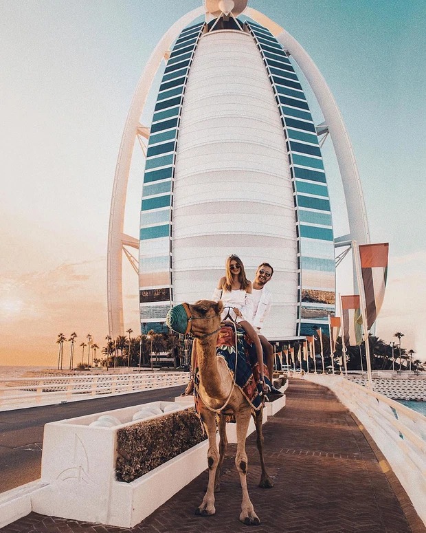 Cưỡi lạc đà ở Dubai