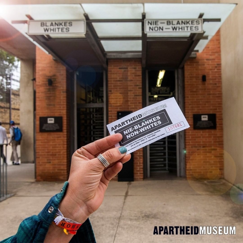 Hai cánh cổng thể hiện sâu sắc nạn phân biệt chủng tộc. Ảnh: apartheidmuseum