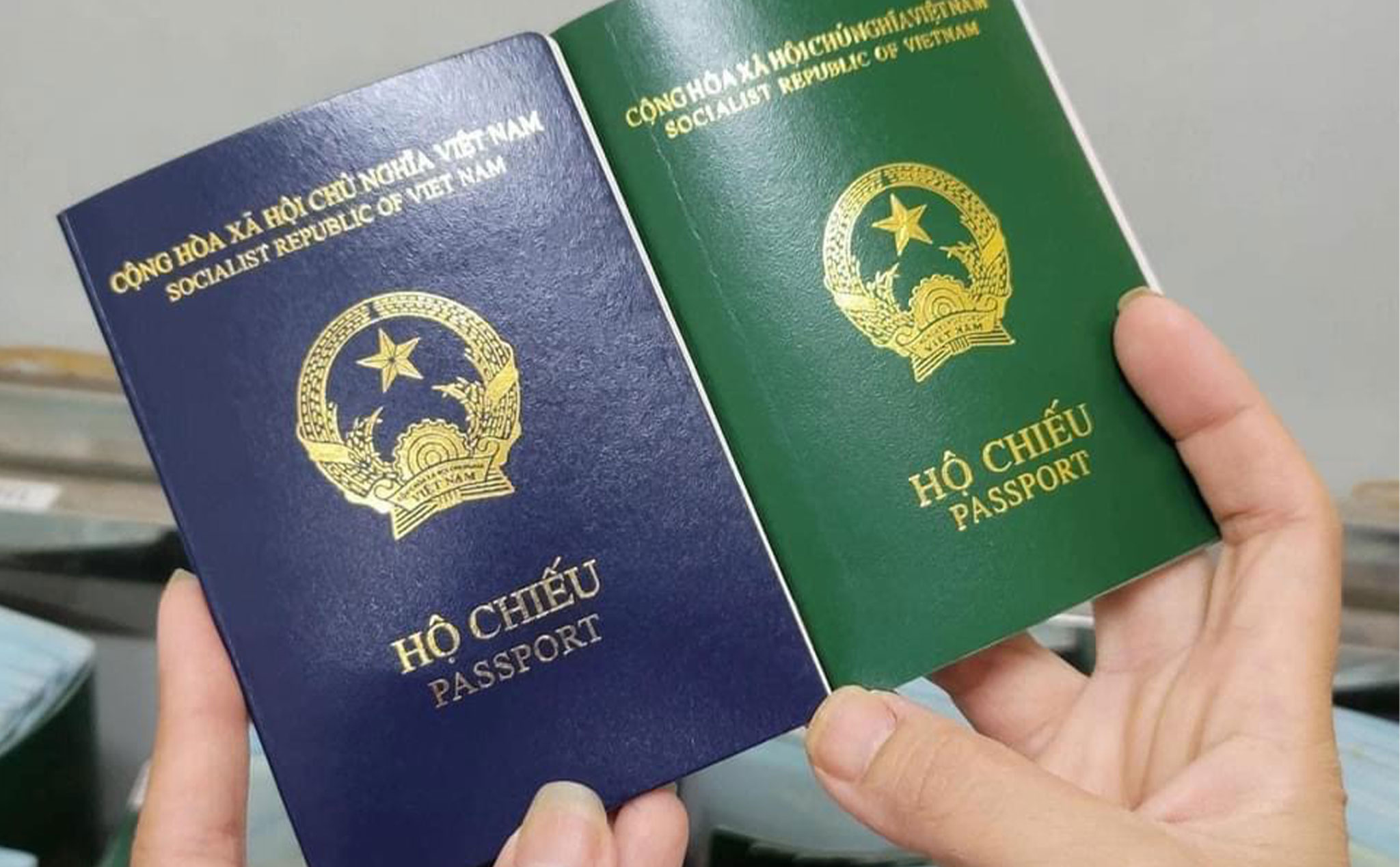 Hộ chiếu mới (bên trái) và hộ chiếu cũ (bên phải)