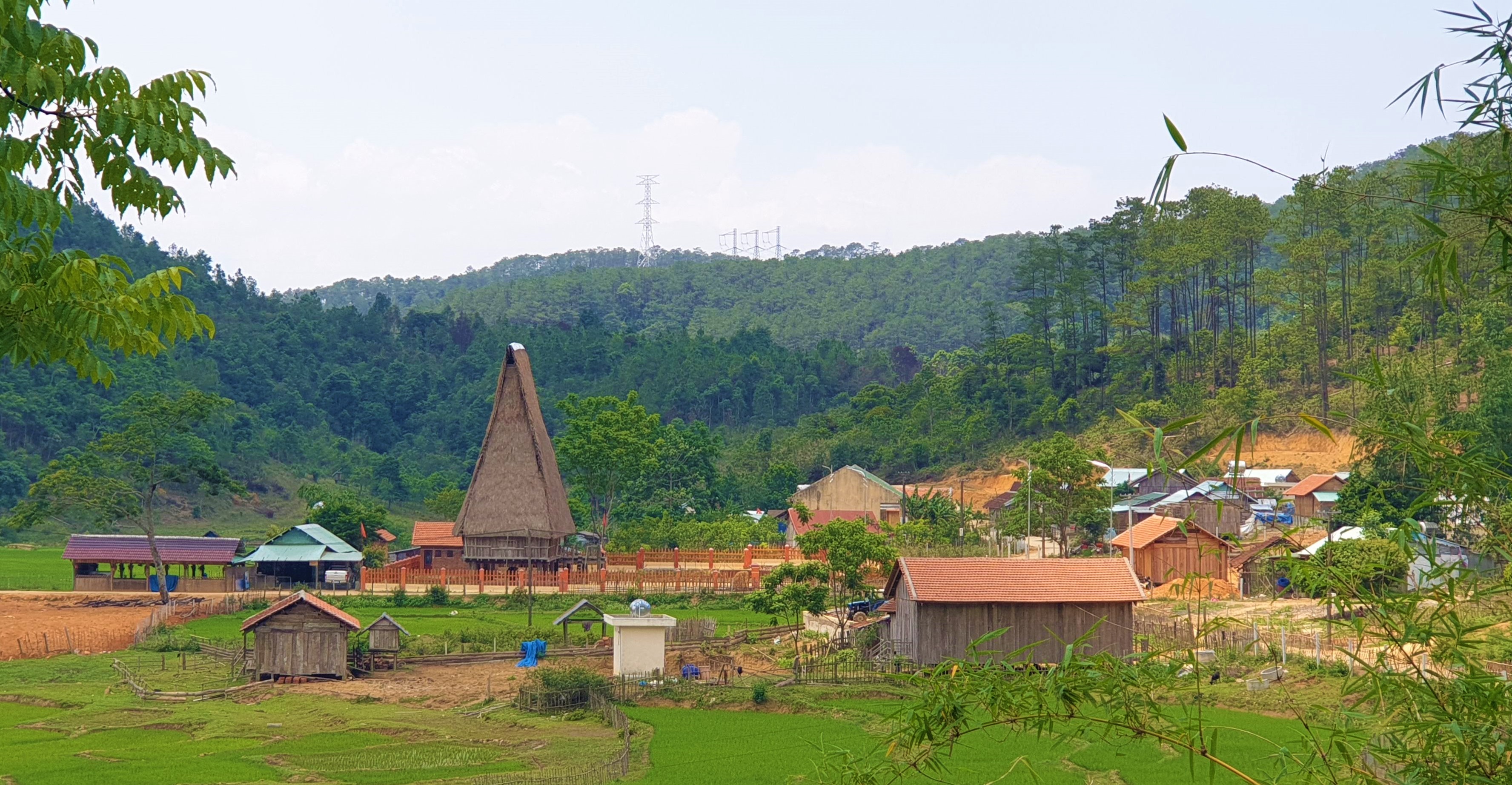 Một góc làng du lịch cộng đồng Kon Pring. Nguồn: baodantoc