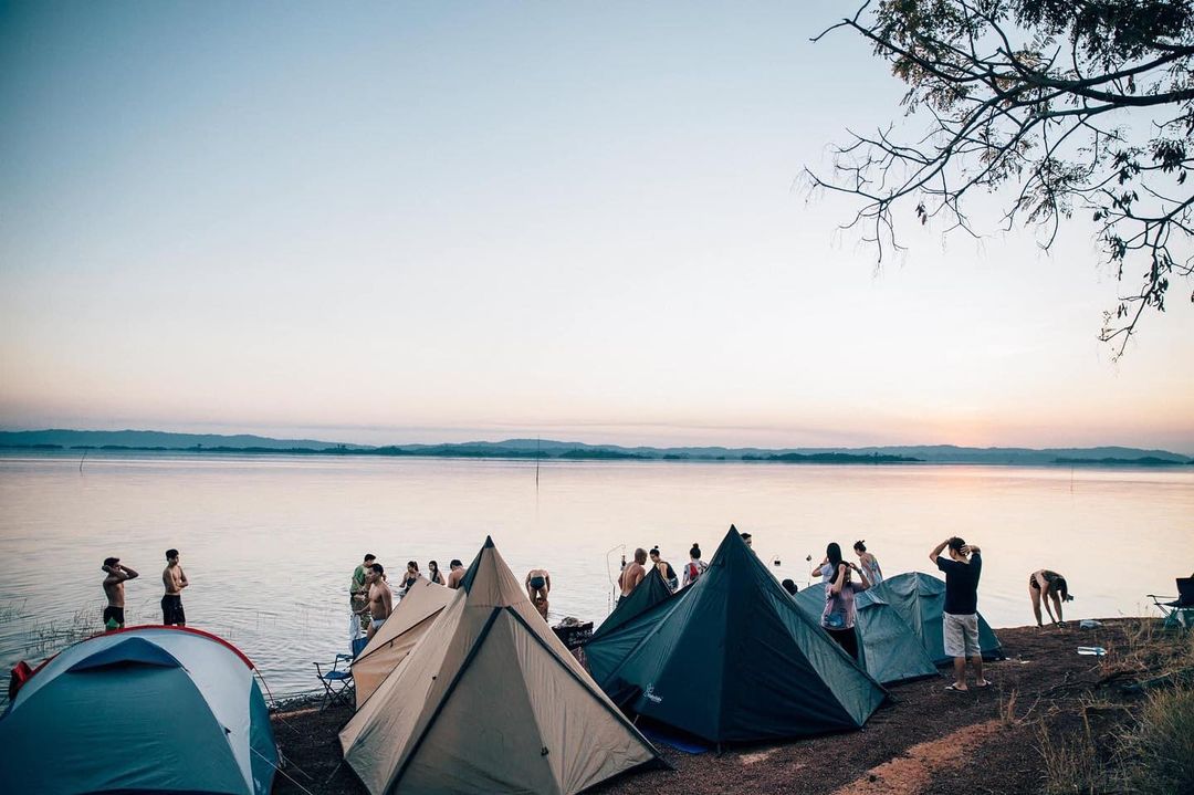 Cắm trại bên hồ Nam Ngum. Ảnh: @iam__pipo