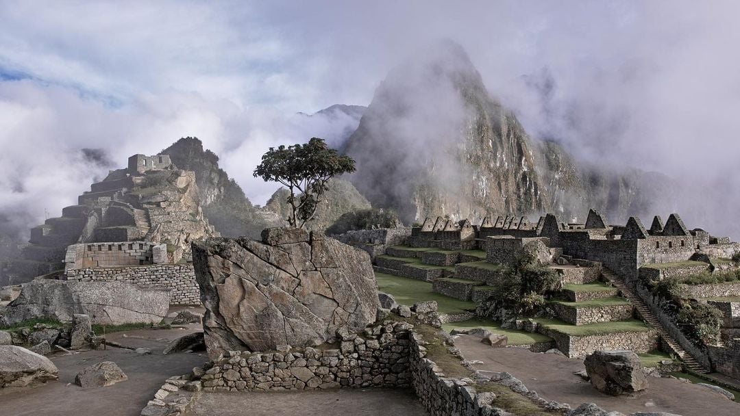 Machu Picchu nằm ở độ cao 2430m so với mực nước biển và thường xuyên bị mây che phủ