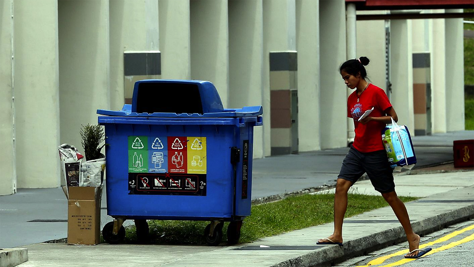 Thàng phân loại rác ở Singapore