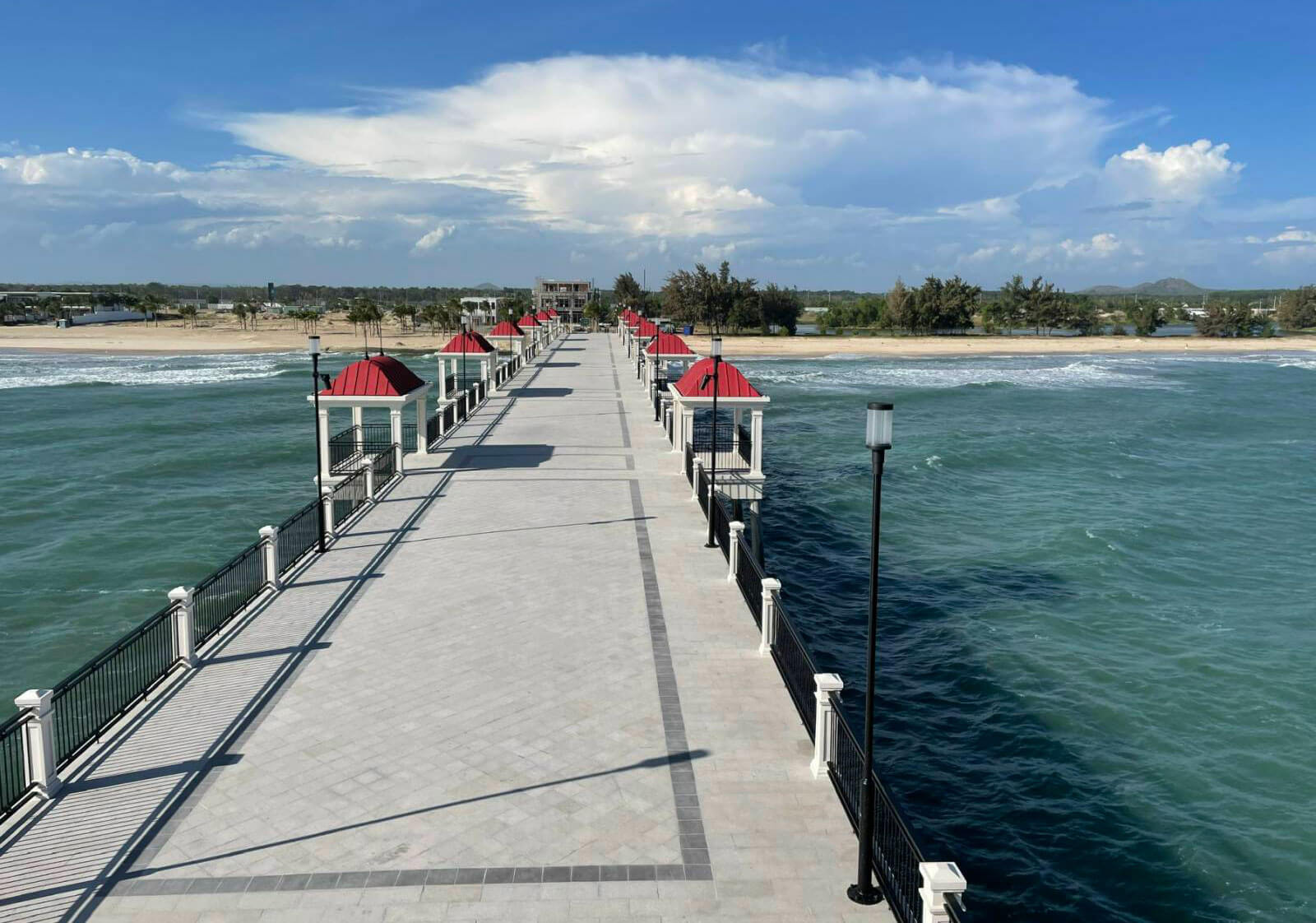 Chiêm ngưỡng cầu ngắm biển Hamptons Pier mới ở Hồ Tràm - iVIVU.com