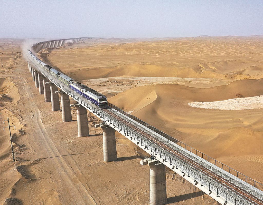 Trung- Quốc- tuyến- đường- sắt -quanh- sa -mạc-ivivu