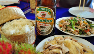 Ẩm thực Lào cùng theo với bia ngon nức giờ đồng hồ. Ảnh: Du lịch Việt Nam