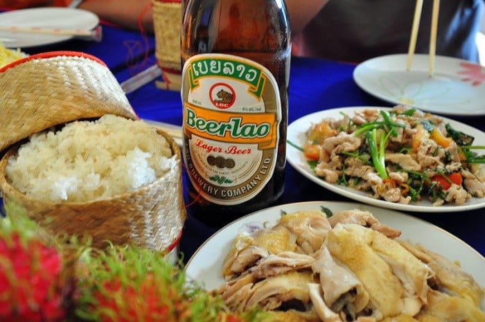 Ẩm thực Lào cùng với bia ngon nức tiếng. Ảnh: Du lịch Việt Nam