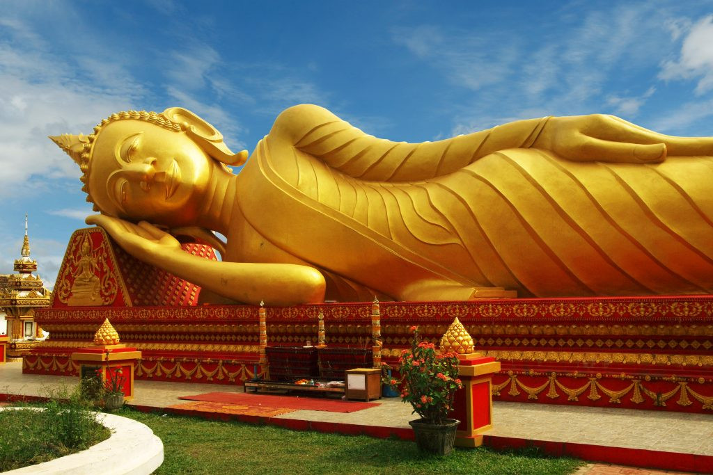 Tượng Phật ở chùa Pha That Luang. Ảnh: Visit Southeast Asia