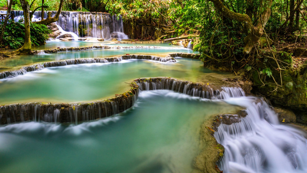Màu xanh ngọc bích của thác Kuang Si. Ảnh: Locationscout
