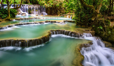 Màu xanh xao ngọc biếc của thác Kuang Si. Ảnh: Locationscout