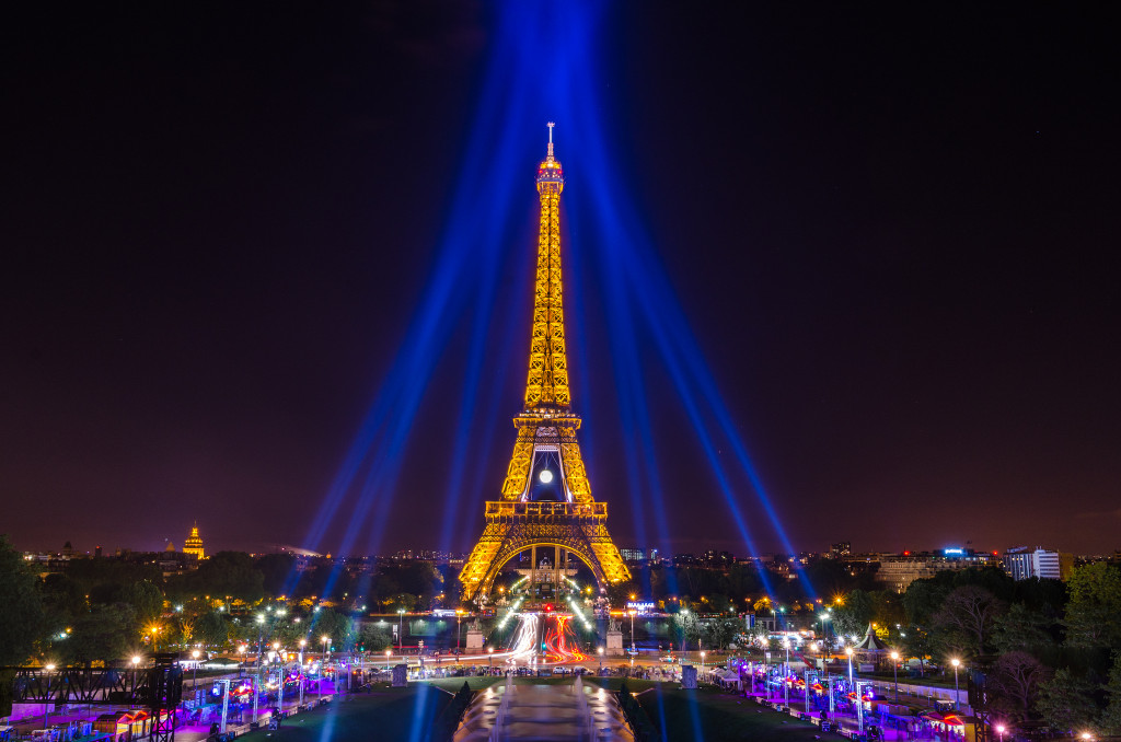 Tháp Eiffel về đêm. Ảnh: coolwallpapers