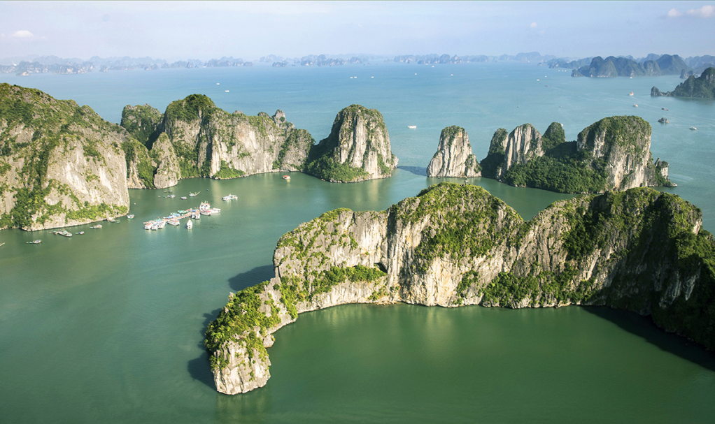 Vịnh Hạ Long giữ vững vị trí kỳ quan thế giới nhiều năm qua. Ảnh: vietnamtourism.gov.vn