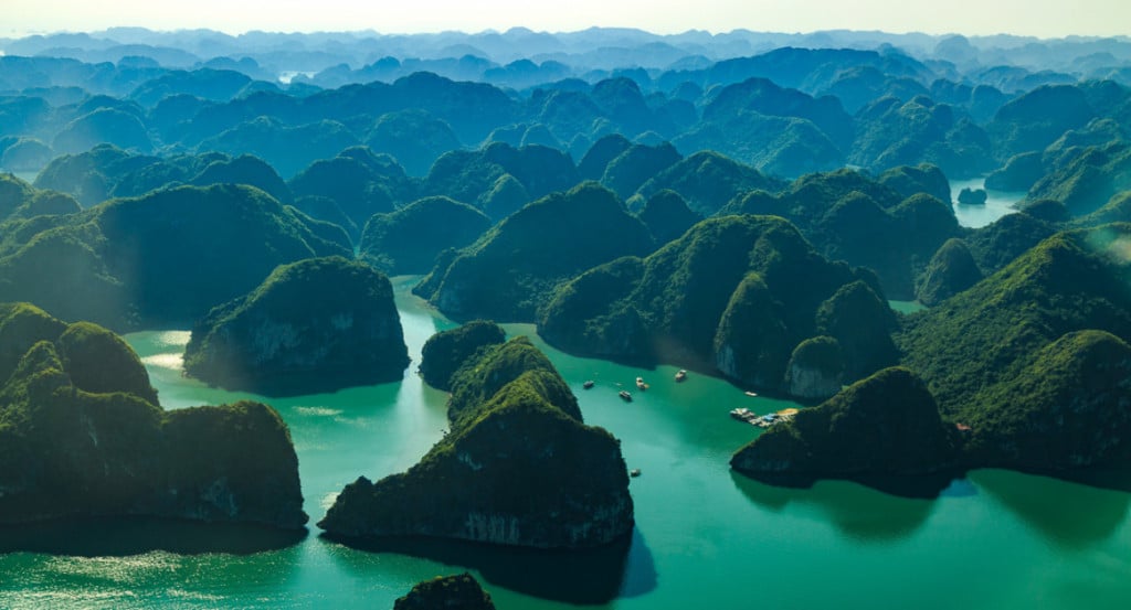 Nhiều hòn đảo với hình thù kỳ lạ ở Hạ Long. Ảnh: Vietnam Tourism