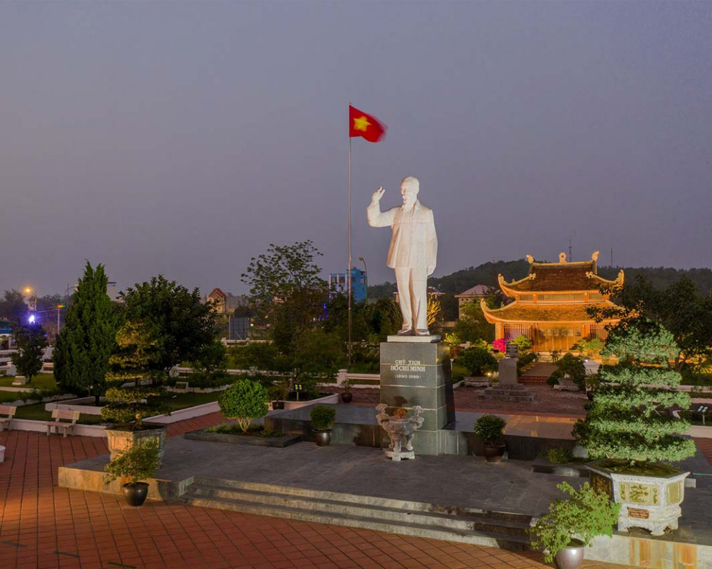 Tượng đài Bác Hồ trong Khu di tích. Ảnh: Việt Nam Plus