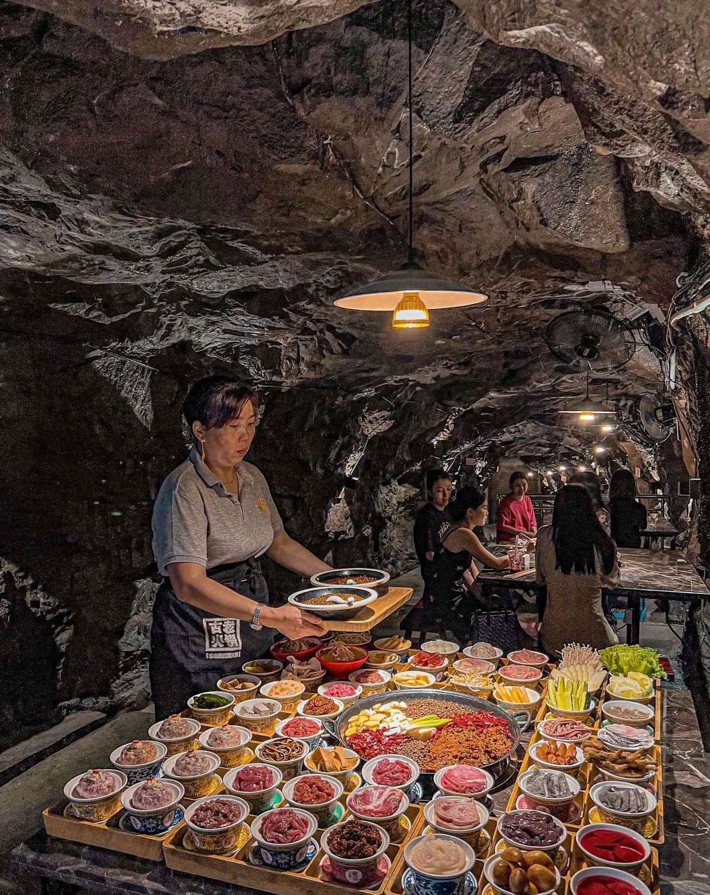 Nhà hàng lẩu dưới hầm trú ẩn độc lạ ở Trùng Khánh, Trung Quốc
