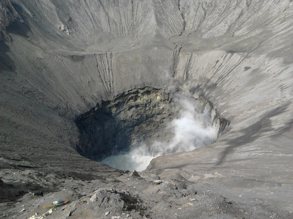 Khói bốc từ miệng núi lửa. Ảnh: Authentic Indonesia