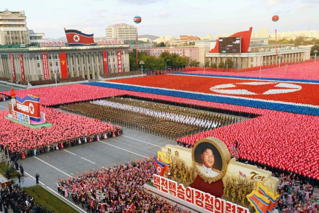 Diễu hành xếp cờ Triều Tiên. Ảnh: Twitter