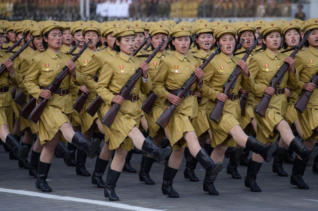 Những nữ quân nhân ở Triều Tiên. Ảnh: fikriyat.com