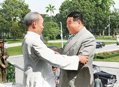 Bác Hồ từng gặp nhà lãnh đạo Kim Nhật Thành. Ảnh: Bảo tàng Hồ Chí Minh