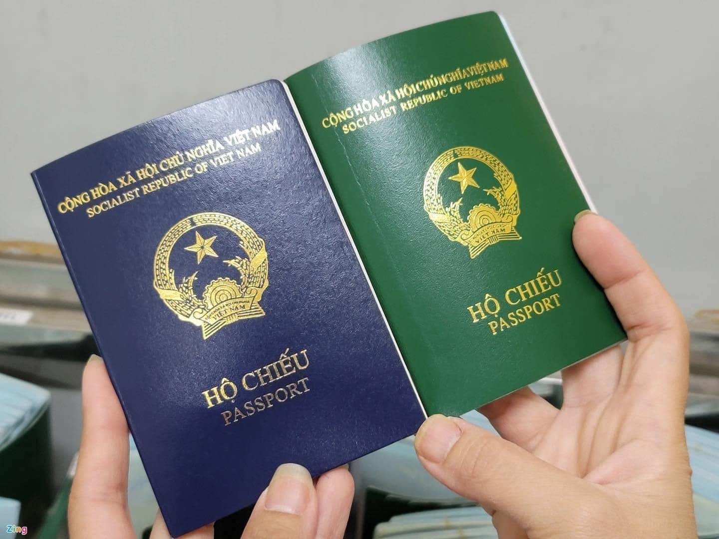 Việt Nam chính thức đổi mẫu hộ chiếu mới từ ngày 1/7/2022 - iVIVU.com