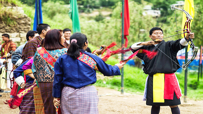 Người Bhutan chơi bắn cung