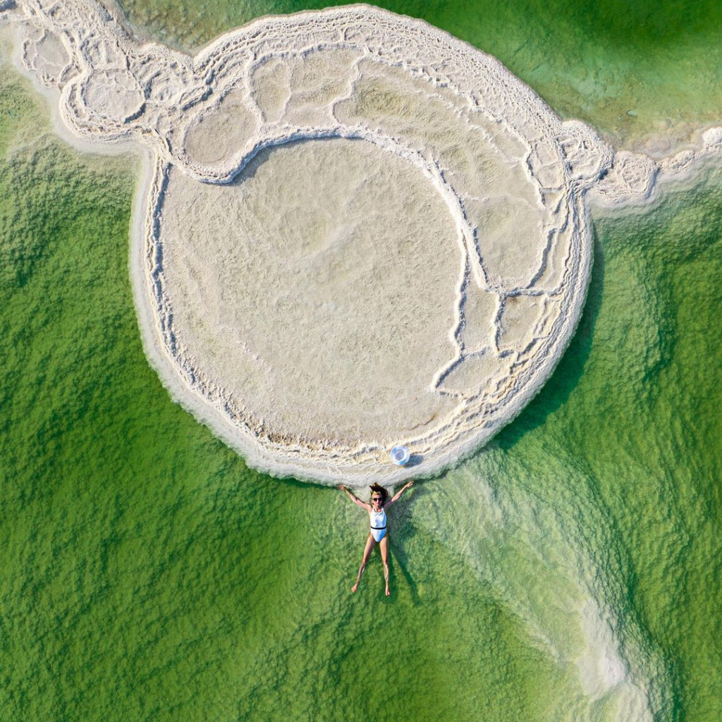 Những khối muối có hình dạng khác nhau ở Biển Chết.  Ảnh: @shved_ohu
