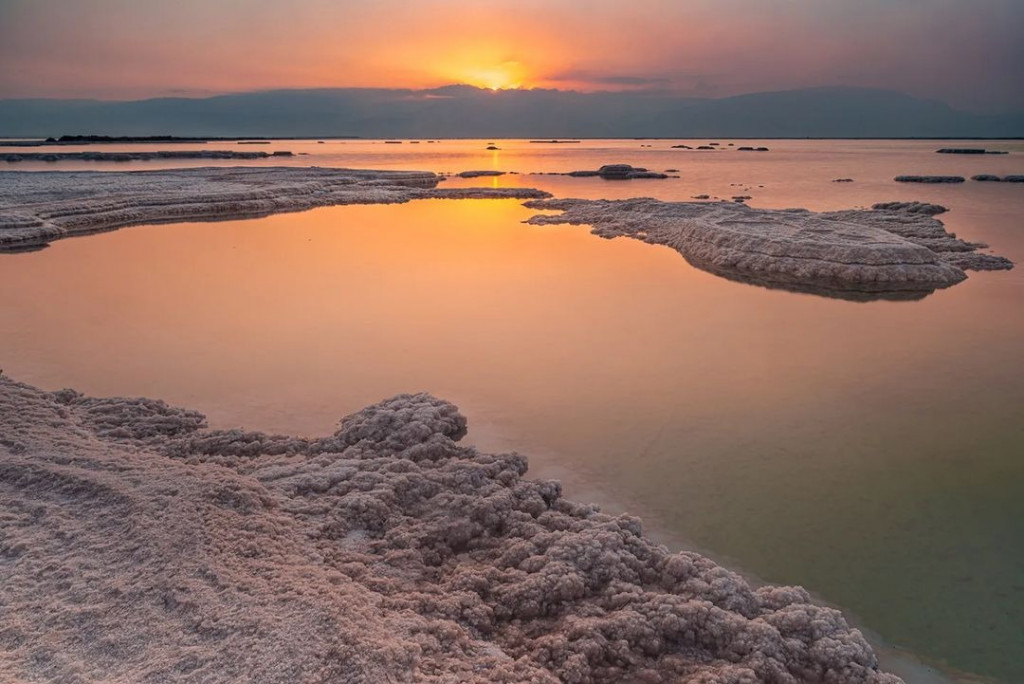 Bình minh tuyệt đẹp trên Biển Chết.  Ảnh: @zel.manovich