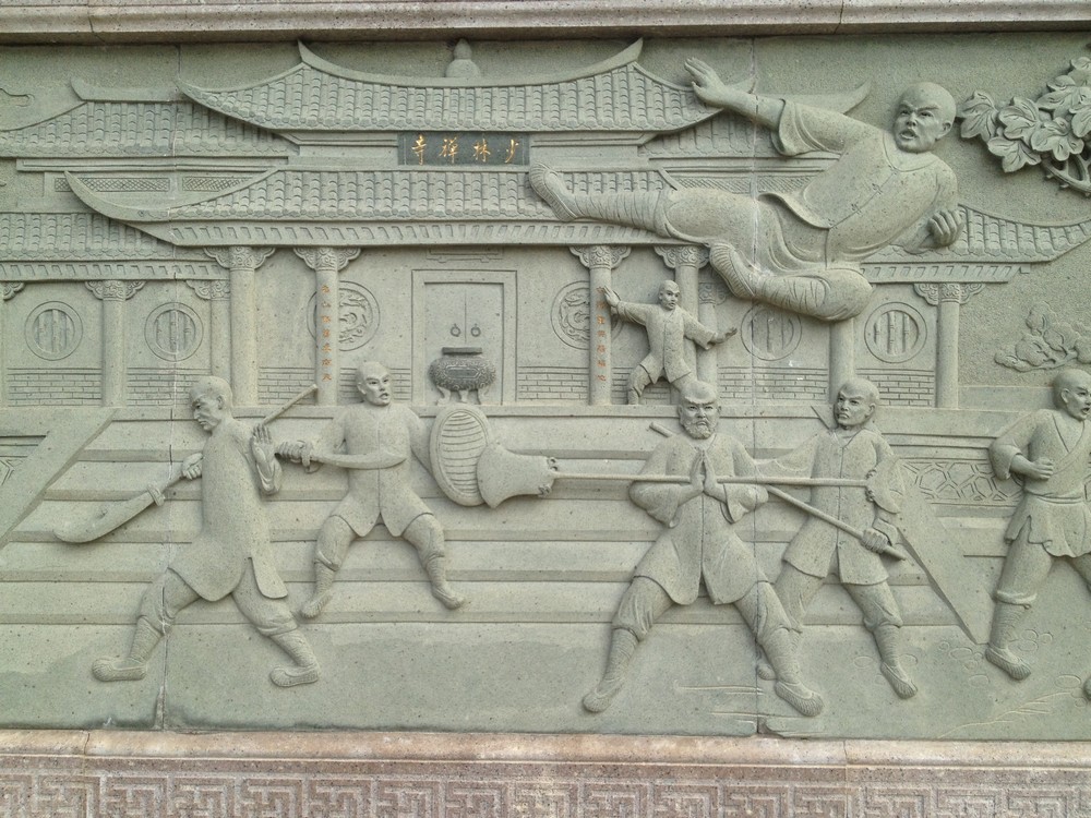 Ảnh: Bức tường đá với hình ảnh võ công Thiếu Lâm Tự
