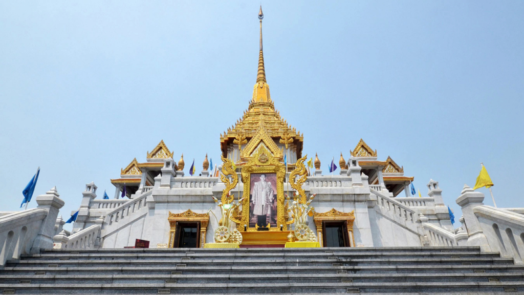 Wat Traimit nhìn từ bên ngoài.