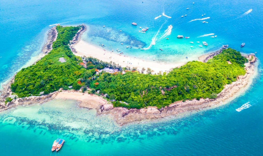Đảo Coral nhộn nhịp với các hoạt động trên biển và tuyệt đẹp với làn nước trong xanh