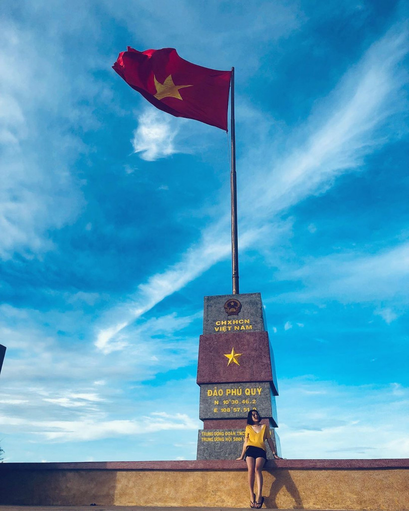 Cột cờ đảo Phú Quý.