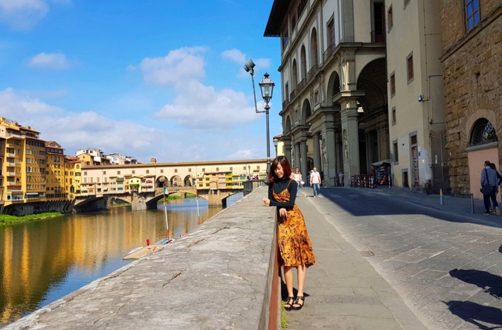 Dung Trần bên dòng sồng Amo, phía sau là cây cầu Vecchio biểu tượng và niềm tự hào của Florence 