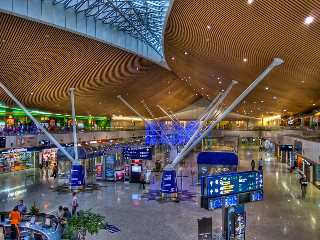 Bên trong sân bay Kuala Lumpur hiện đại