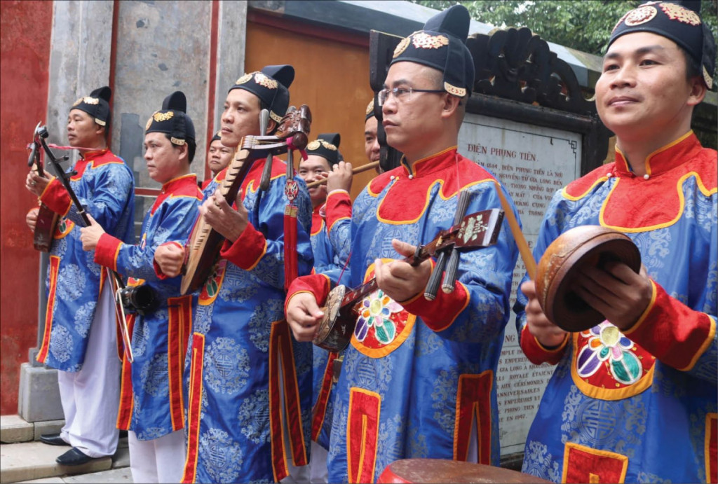 Những nhạc công trong phong thái tao nhã. Ảnh: Báo Thừa Thiên Huế.
