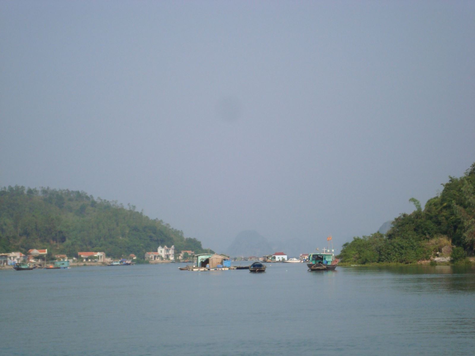 Bến Cống Đông - Cống Tây, xã Thắng Lợi là một trong những bến thương cảng cổ của cảng Vân Đồn đã được xếp hạng di tích quốc gia năm 2003.