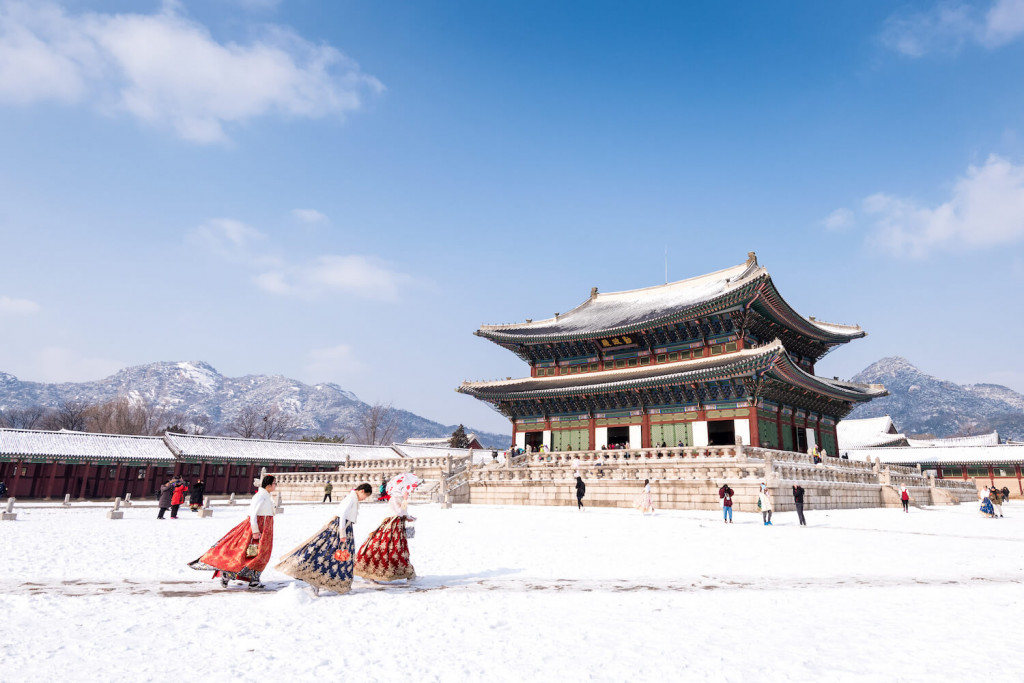 Cung điện Hoàng gia Gyeongbok vào mùa đông tuyết phủ. Ảnh: VietJet