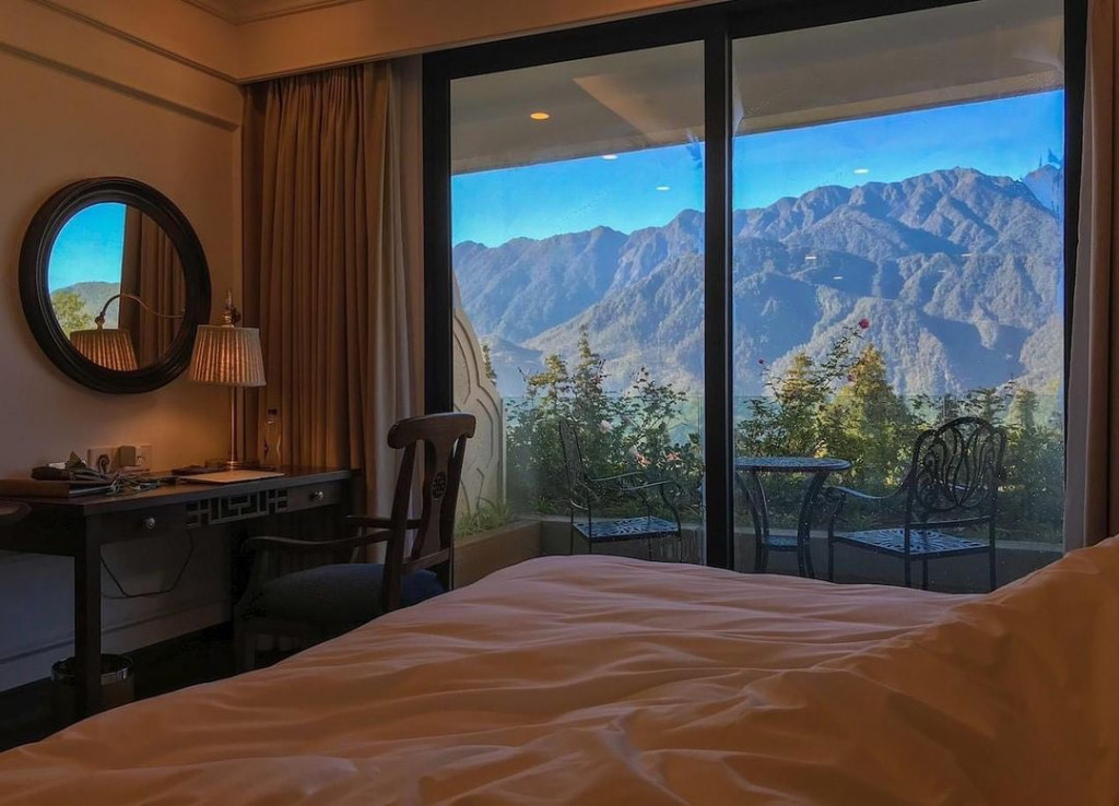 Ngắm nhìn dãy Hoàng liên Sơn qua khung cửa sổ