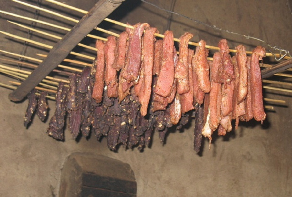Các loại thịt được treo trên nóc bếp để sấy