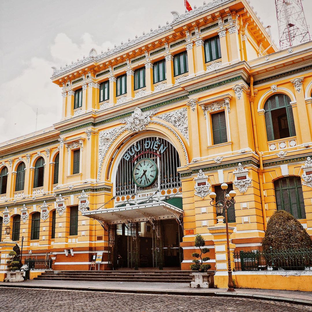 Bưu điện trung tâm Sài Gòn: Bưu điện trung tâm Sài Gòn được xây dựng từ những năm 1880 và vẫn còn giữ được vẻ đẹp cổ kính của một thời xa xưa. Đây cũng là một trong những điểm đến đáng chú ý cho những ai yêu thích kiến trúc và lịch sử. Hãy đến và khám phá nơi đây trong chuyến du lịch của bạn!
